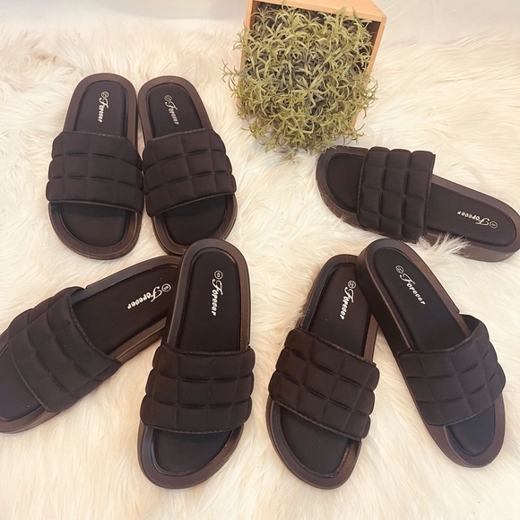 Shoes - Black padded sandals / slides